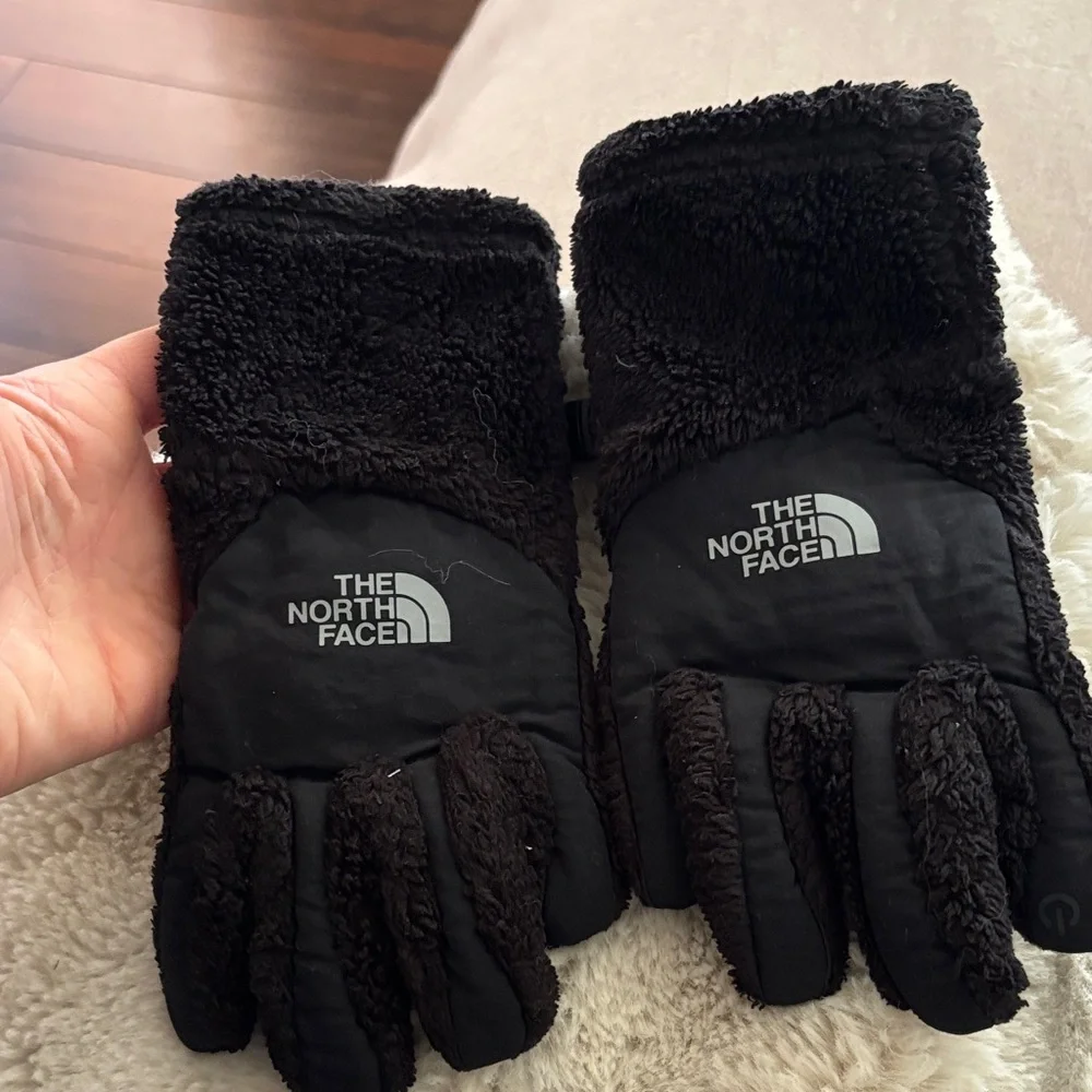 North Face Denali Etip fleece kids gloves in black.